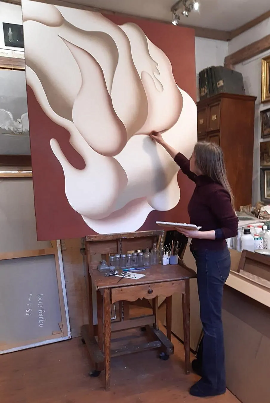 Isabelle Pitre restaurant au pinceau fin une œuvre moderne de grand format de Louise Barbu, dans son atelier de restauration du 28 rue Traversière, Paris 12e