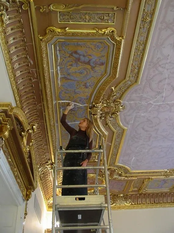 Consolidation des fissures et réintégration des couleurs — plafond peint — Reprise d’un caisson peint