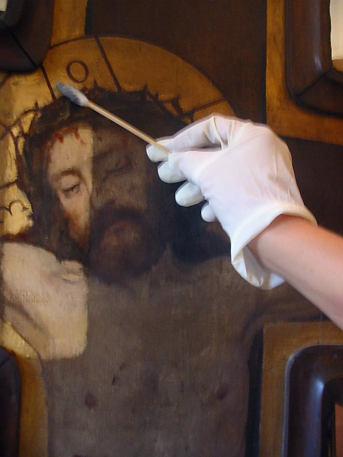 Restauration de l’ensemble des icônes d’une iconostase — église Saint-Julien-le-Pauvre — Test de nettoyage au coton, sur le visage du Christ