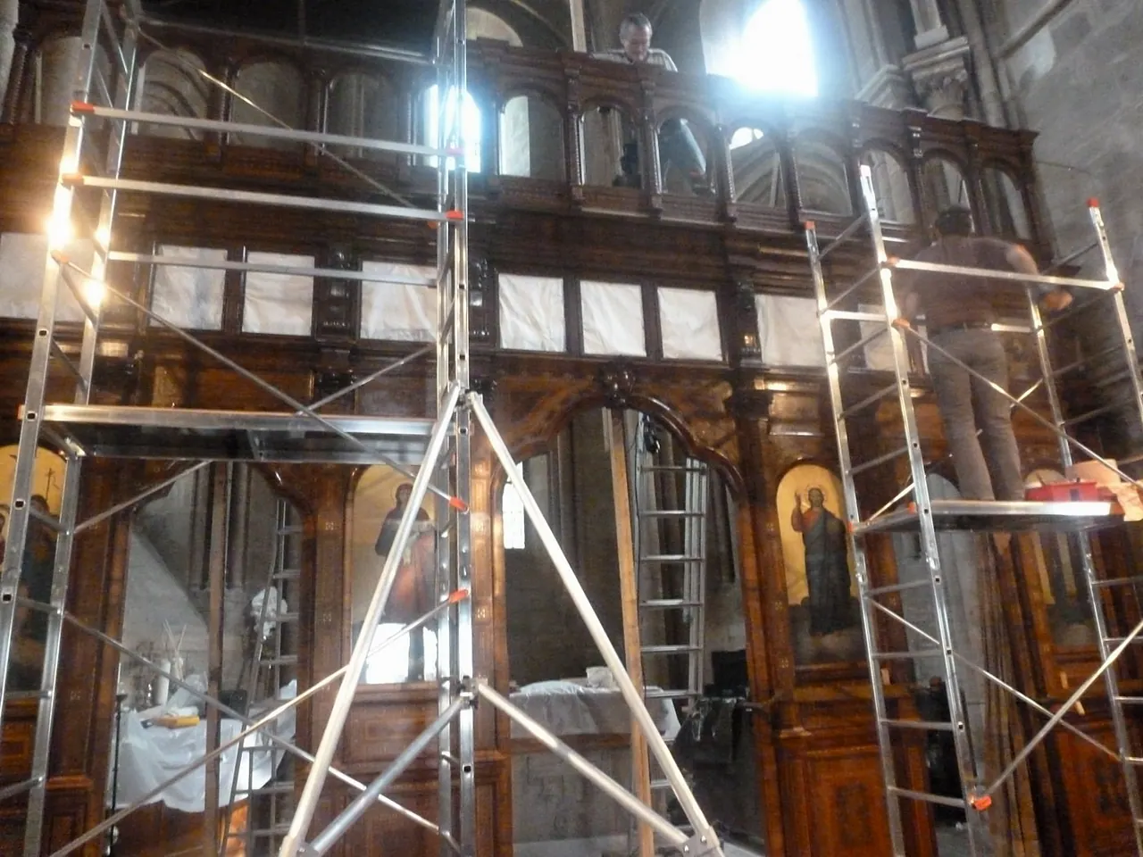 Restauration de l’ensemble des icônes d’une iconostase — église Saint-Julien-le-Pauvre — Le chantier sur échafaudage, icône par icône